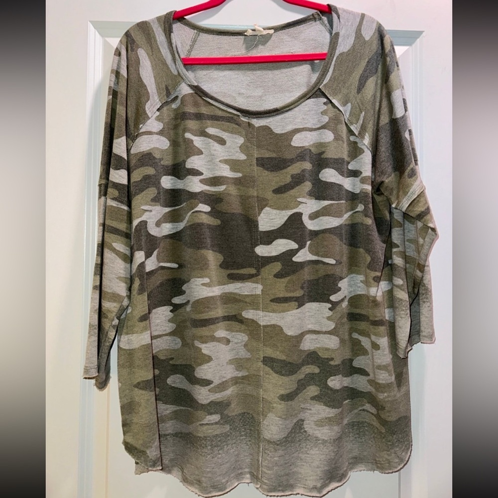 Como Blu 3/4 Sleeve Camo Top